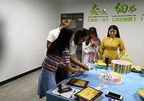 汇胜反光漆公司缘何这么的热闹非凡？难道……